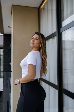 Imagem do Blusa malha canelada corrente gola