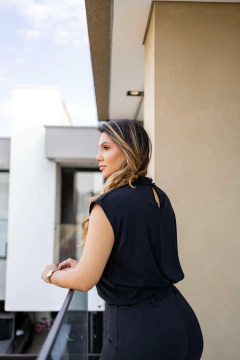 Blusa drapeada sem manga gola alta - loja online