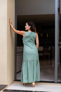 Vestido longo em linho trabalhado na internet