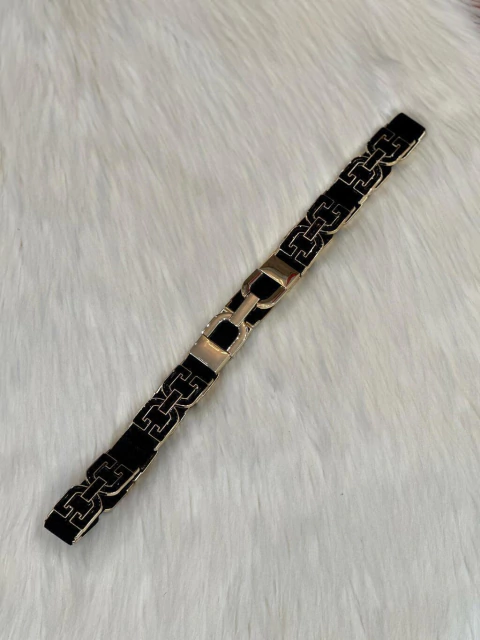 Cinto elastico preto detalhes dourados