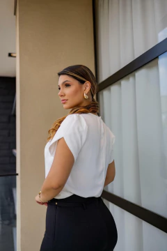 Blusa branca drapeada sedinha - comprar online