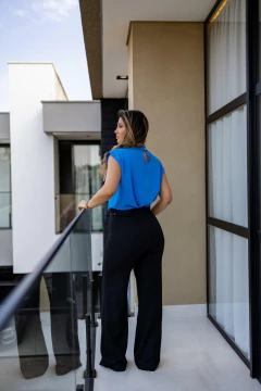 Blusa drapeada sem manga gola alta - loja online