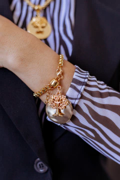 Pulseira pingente árvore dourada - comprar online