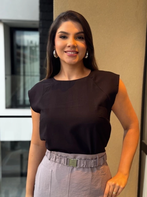 Blusa com botão atrás