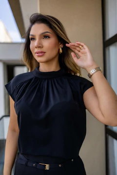 Blusa drapeada sem manga gola alta na internet