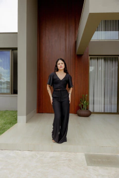 Conjunto calça pantalona e blusa franzina na internet