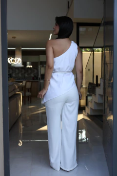 Conjunto assimétrico com cinto