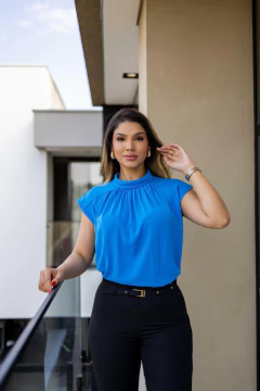 Blusa drapeada sem manga gola alta