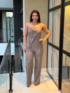 Macacão detalhes frente alça