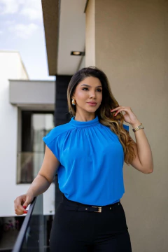 Blusa drapeada sem manga gola alta - Yamada Fashion