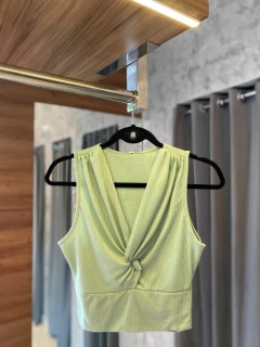 Blusa canelada nó frontal na internet