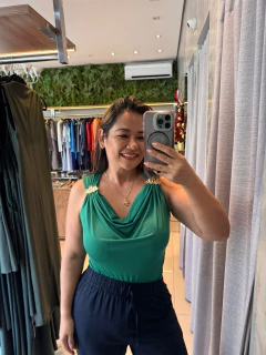 Blusa fivela no ombro na internet