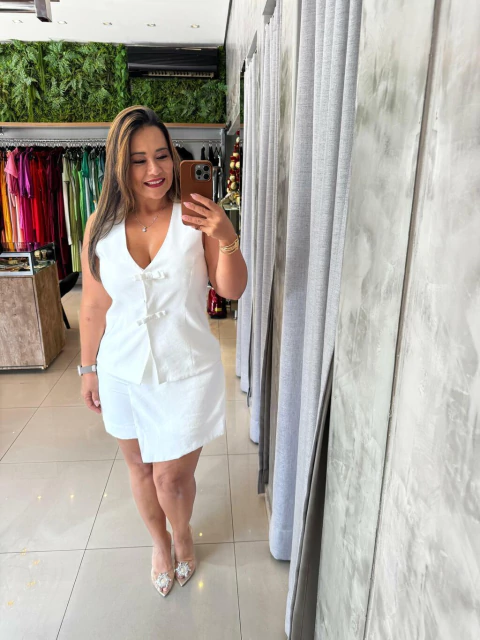 Conjunto Razzo alfaiataria short saia com colete laço
