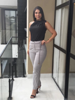 Calça sarja com elástico e cinto na internet