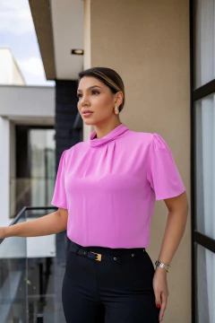 Blusa drapeada gola alta com manguinha - comprar online
