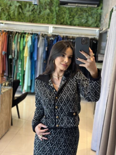 Conjunto saia e casaco de linha na internet