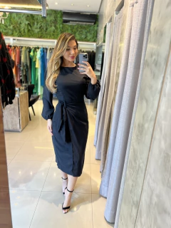 Vestido midi transpassado mangas