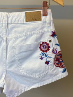 Short Razzo com bordados na internet