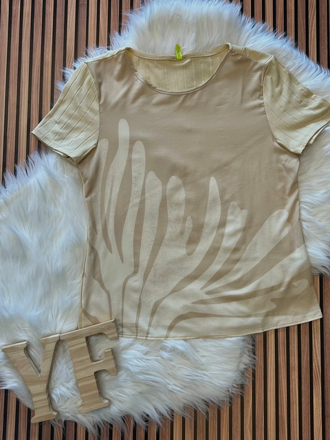 Camiseta estampada com tecido canelado