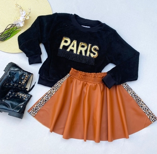 Conjunto Paris ( blusa pelúcia, saia godê couro com shorts por baixo)
