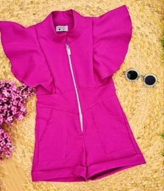 Macacão rosa fucsia ( ele é um rosa puxado pro roxo. No tecido Barbie Span)