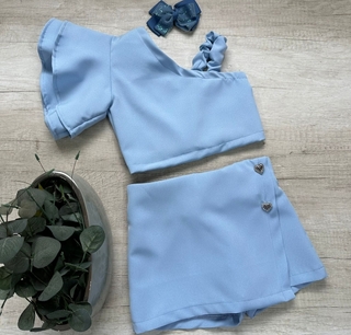 Conjunto azul ( em alfaiataria,cropped, shorts saia)