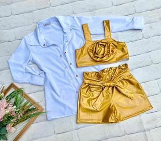 Conjunto dourado com 3 peças ( camisa no tecido slim tecido leve, top shorts na malha dourada )