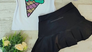 Saia cirrê preta ( com shorts por baixo)