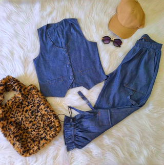 Conjunto Lary ( calça com colete, tecido que lembra jeans)