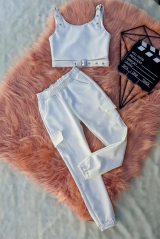 Conjunto no Off white ( cropped com calça cargo)