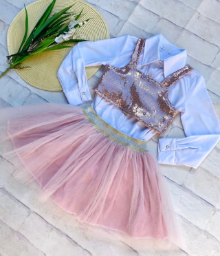 Conjunto com 3 peças ( camisa, cropped em paetê, saia com shorts por baixo)