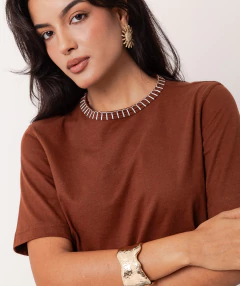 t-shirt bordada algodão marrom