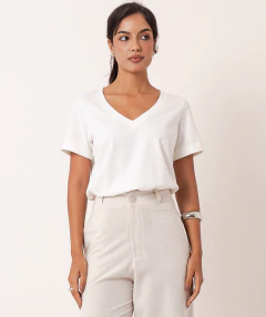 t-shirt decote V algodão confort off