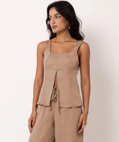 blusa com decote quadrado e recorte na frente liocel cogumelo