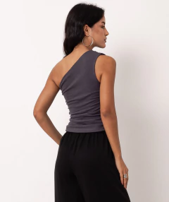 blusa tricot um ombro só chumbo