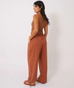 calça reta de liocel marrom