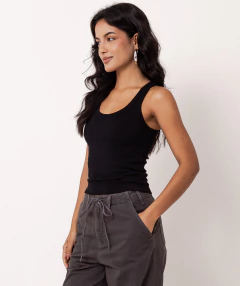 regata canelado decote U preto