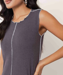 vestido longuete tricot chumbo e branco