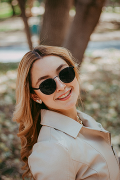 Lentes de Sol Grulla Negro Oscuros & Patillas de Madera - Polarizados UV400 Unisex - PANDAS® Lentes de Sol para Mujer y Hombre Polarizados de Madera y Bambú