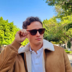 Lentes de Sol Lobo Café Oscuros & Patillas de Madera - Polarizados UV400 Caballero - PANDAS® Lentes de Sol Polarizados y Accesorios para Mujer y Hombre