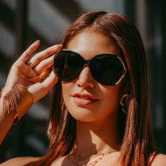 Imagen de Lentes de Sol Ciconia Negro Oscuros & Patillas de Madera - UV400 Dama