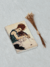JOURNAL | MULHER SENTADA COM JOELHO DOBRADO | 9x13,5