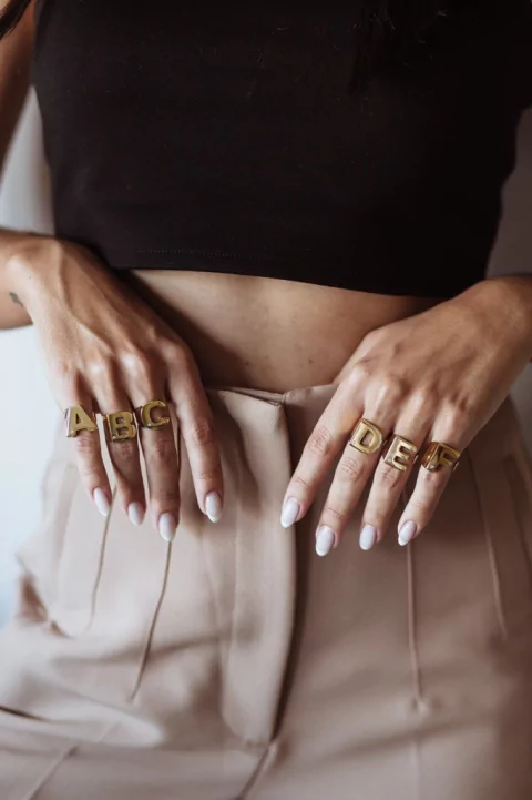 Anel dedinho tamanho letra ajustável ouro