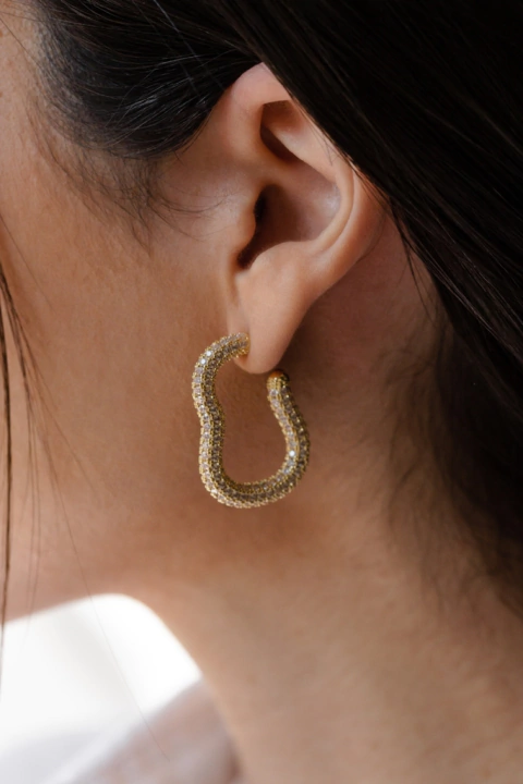 Brinco artsy cravejado ouro