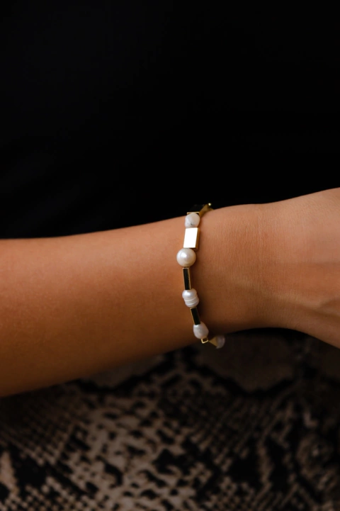 Pulseira pérolas e retângulos ouro