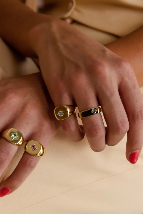 Anel dedinho quadrado zircônia rosa ouro