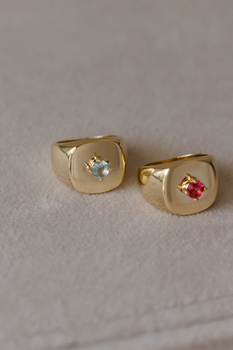 Anel dedinho quadrado zircônia azul ouro