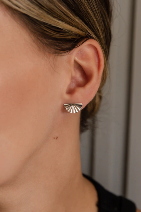 Brinco mini leque trabalhado ródio