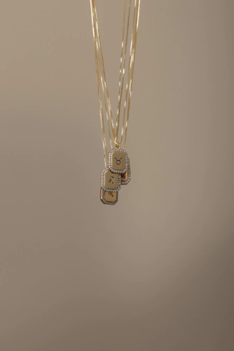 Colar signo placa cravejada ouro