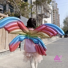 Alas de mariposa multicolor en internet